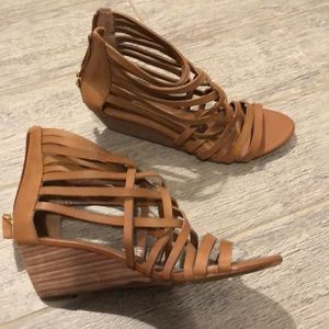 Women strappy low wedge sandal